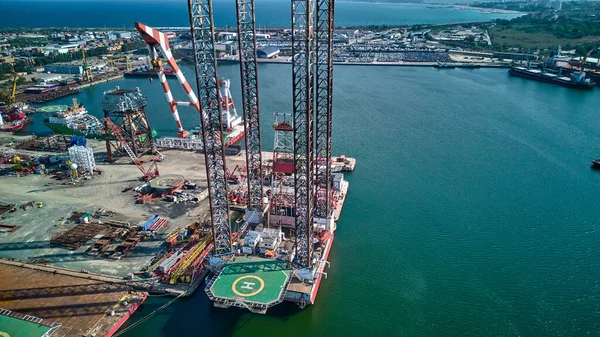 Veduta Aerea Delle Piattaforme Petrolifere Ancorate Nel Porto Della Città — Foto Stock