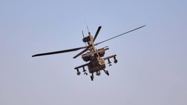 AH 64 Apache - Askeri helikopter gösteri uçuşunu gerçekleştiriyor.