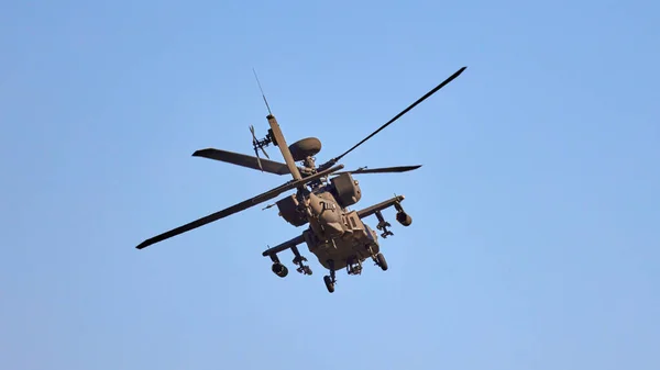 AH 64 Apache - Askeri helikopter gösteri uçuşunu gerçekleştiriyor.