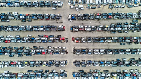 废弃汽车的空中视图图像 从空中俯瞰旧车 备件的汽车 — 图库照片