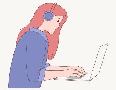 Laptop 'ta Kulaklıklı Kadın