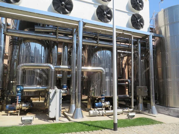 Şarap üretimi ve depolama için tankları olan şaraphane ekipmanları