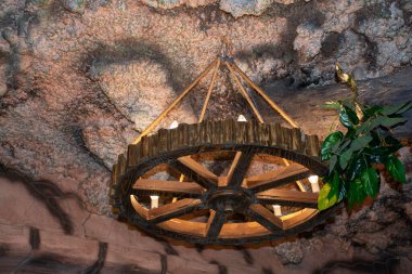 Ahşap dekoratif avize, kapalı alanda ışıklandırma.