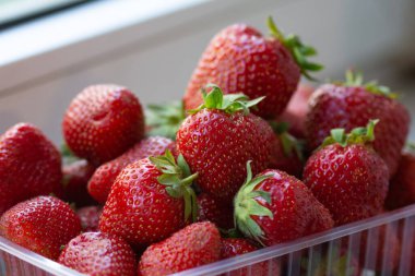 bir kap içinde olgun çilek