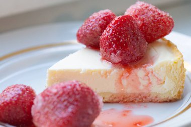 Çilekli ve ezmeli cheesecake.