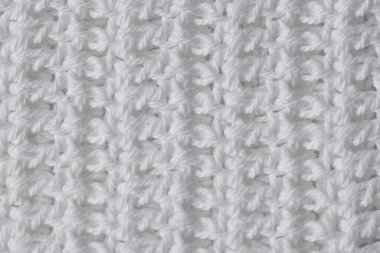 Beyaz iplikten örülmüş desenli kumaş