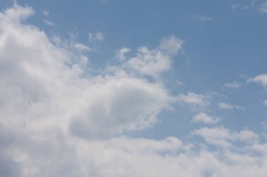 Beyaz bulutlar yüzen ile mavi gökyüzü