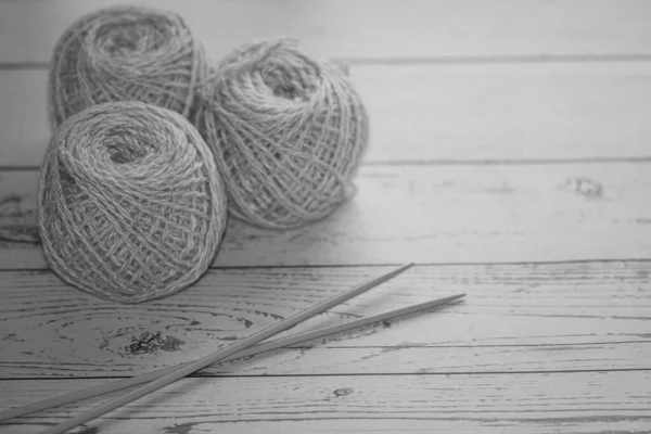 軽い木の背景の糸そして編み針 — ストック写真