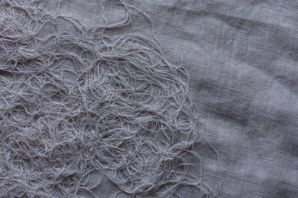 糸が付いている軽い灰色の色のリネンの生地の質 — ストック写真