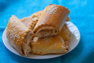 Hamur işleri, beyaz tabakta çay için tatlı baklava.