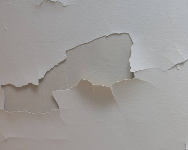 Duvarlarda kırık macun var.