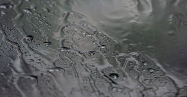 Cama damlayan yağmur damlaları, yakın plan
