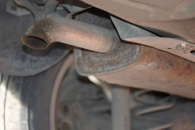 Eski bir arabanın egzozu, kıç manzaralı.