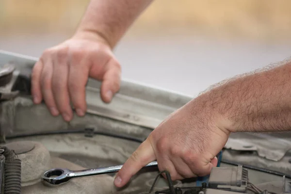 Bir Arabayı Tamir Ederken Bir Tamircinin Elleri Sıkışıyor — Stok fotoğraf