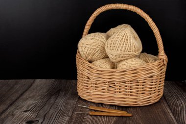 Tahta bir masada farklı yün sepetleri..