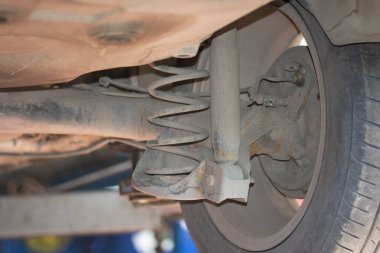 Araba servisinde asansördeki araba.