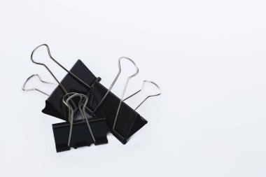 Kağıt ataçlar, beyaz arka grond üzerindeki klasörler