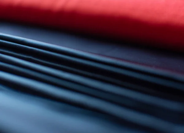 赤と黒のサテンファブリックの質感 — ストック写真