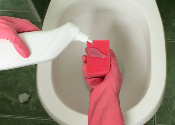 Toilettenreinigungsgel Hand Hält Löffel — Stockfoto