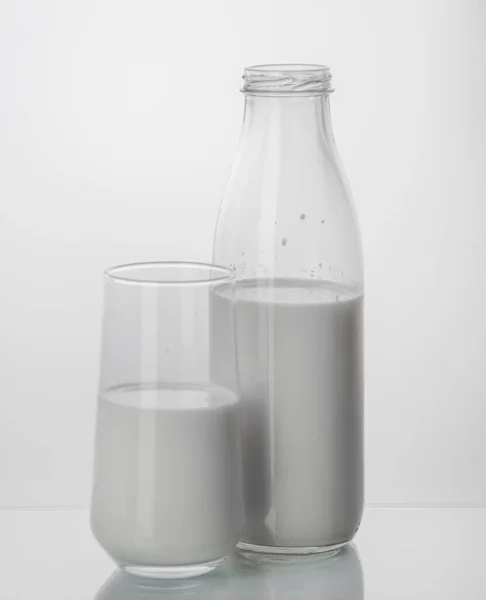 Butelka Szklanką Mleka Białym Tle — Zdjęcie stockowe