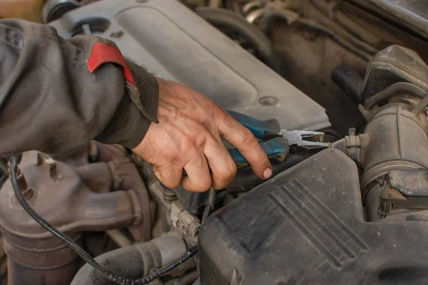 Mehanic Repairs Car Engine Hand Holds Pliers — Stock Photo, Image