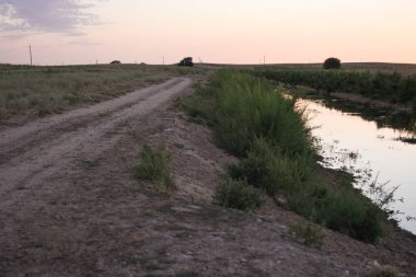 Uzaklara giden yol, şehrin dışına giden yol.