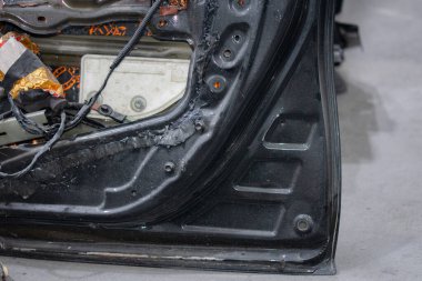 Araba servisinde araba kapısı tamiri