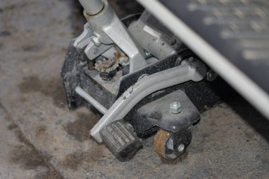 Bir arabanın tekerleğini değiştiriyorum, krikoyu kapatıyorum.