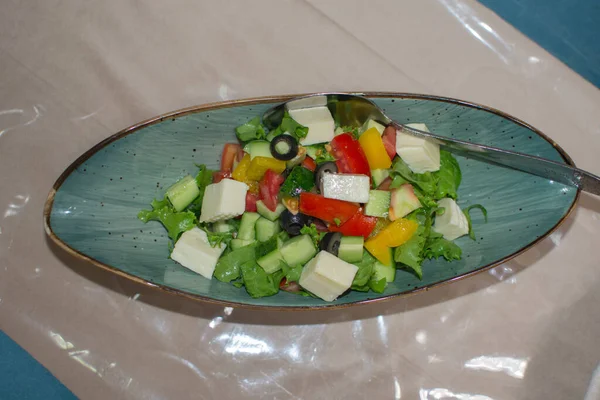 Griechischer Salat Auf Blauem Teller — Stockfoto