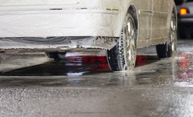 Araba yıkama, sabun köpüğüyle kaplı araba yıkama, araba bakımı