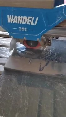 Sevimli mashine fayansları keser.