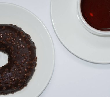 Çörek ve çay, beyaz arka planda.