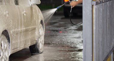 Hortumdan akan su, oto yıkamada araba yıkamak.