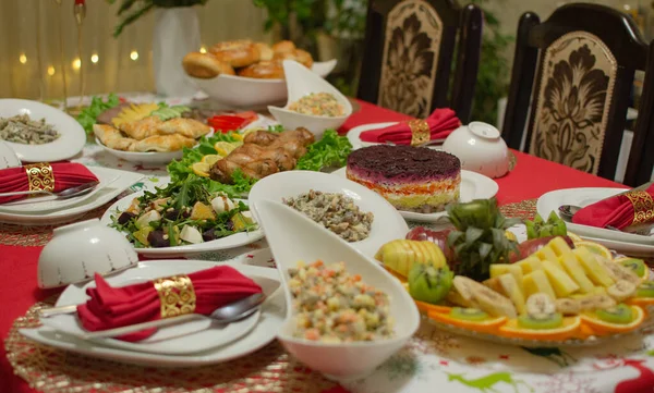 节日晚餐 食物和小吃的餐桌 — 图库照片
