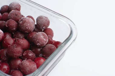 Cam bir tabakta donmuş kirazlar.