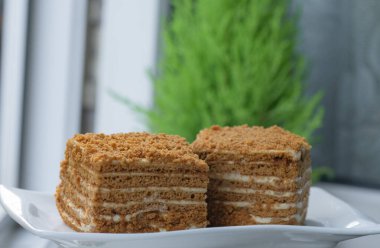 Beyaz tabakta tatlı çöl, yeşil bitki