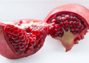 İki parça nar, kırmızı taneler, yaklaşın.