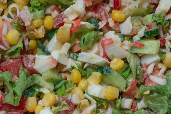 Salat Mit Krabben Sticks Und Gemüse — Stockfoto