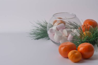 Cam kavanoz ve turuncu mandalinada lokum.