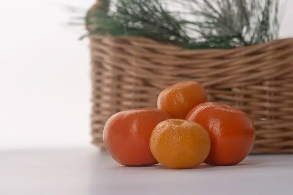 Mandarines Sur Sol Panier Osier Avec Branche Épinette — Photo