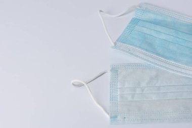 Beyaz arka planda tıbbi maskeler