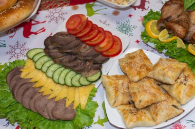 Aile yemeği, et ve sebzeler için şenlik masası..