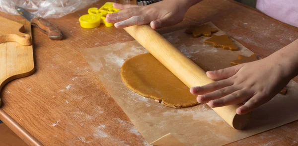 Zencefilli ekmek ve ev yapımı tatil pastası için hamur hazırlıyorum..