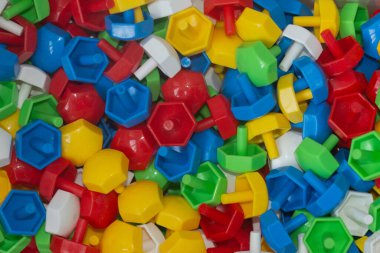 Küçük plastik renkli parçalar, yakın plan..