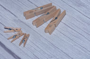 Yaratıcılık için dekoratif küçük ahşap mandallar.