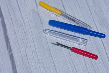 Dikiş sökücüler, dikiş aletleri. Bıçak.