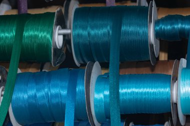 ürünün kenarı işlemek için saten bağlayıcı.