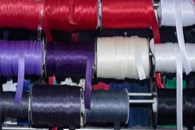 Spikerleri dikmek için ipek önyargı bandı.