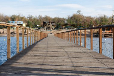 Tahta köprü, göl, su. Doğa..