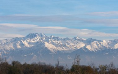 Karla kaplı dağlar ve mavi gökyüzü